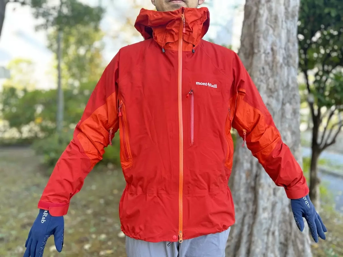 モンベルで最軽量のハードシェル『ダイナアクションパーカ』〜モンベルのアルパインウェアの中の位置づけと雪山登山での機能を紹介