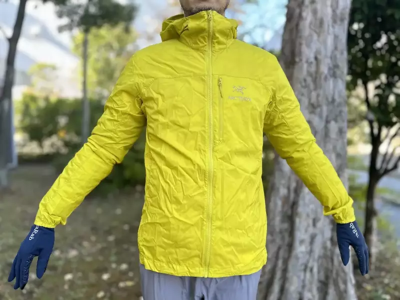 軽量で動きやすく耐候性と耐久性に優れたアークテリクスの定番ウインドシェル『スコーミッシュ フーディ』|ウィンドブレーカー|登山ウェア|山のモノ|登山・トレラン・山スキーマガジン「山旅旅」