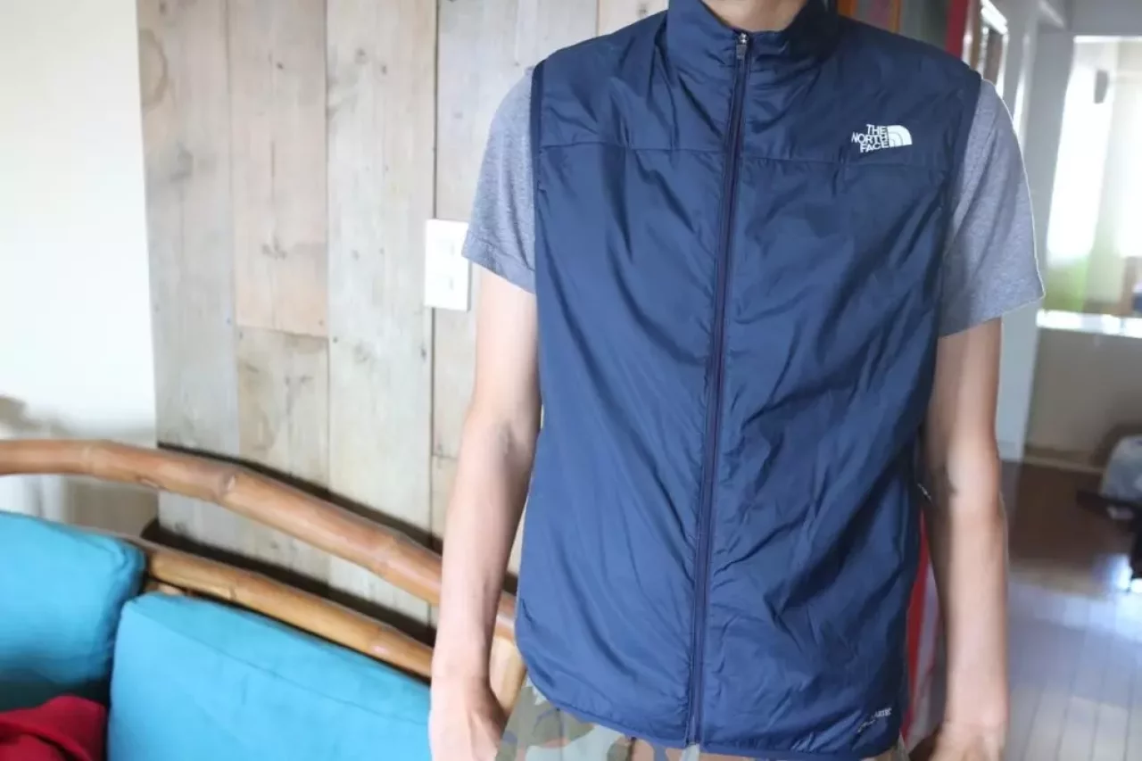 防寒着はTHE NORTH FACEのハイブリッドアルファベスト