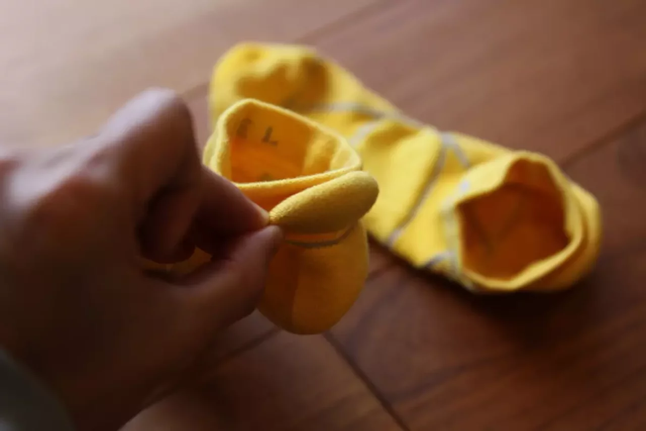 アキレス腱部分にはシューズからの当たりを緩和するクッションパーツを配備