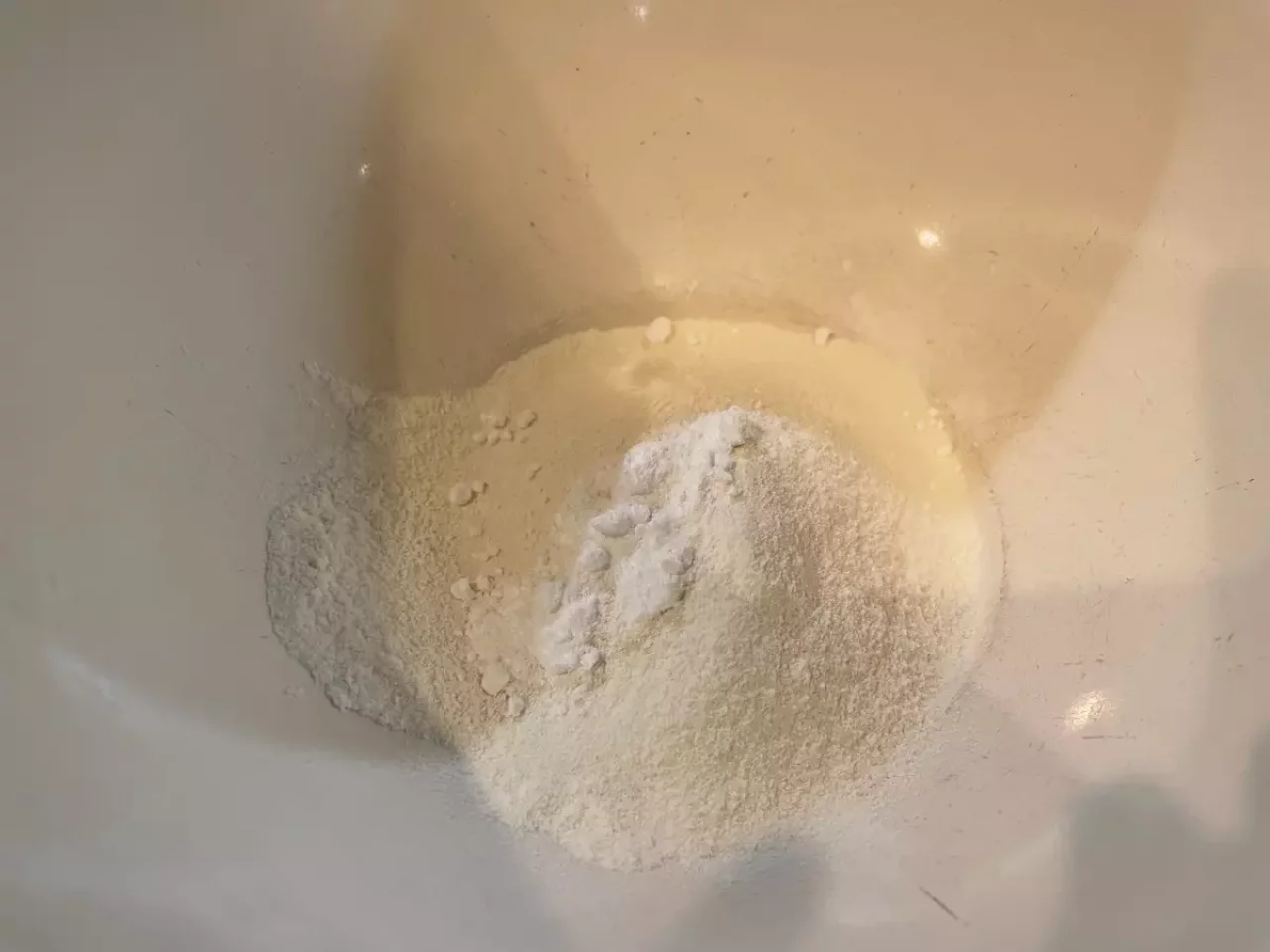 材料をボールで全て混ぜ合わせます