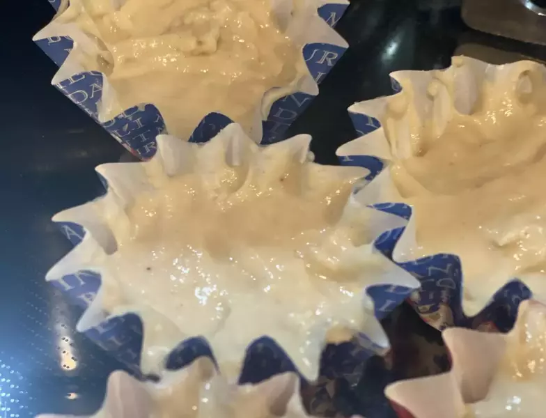 カップケーキケースに混ぜ合わせたベースをスプーンなどですくって入れていきます。