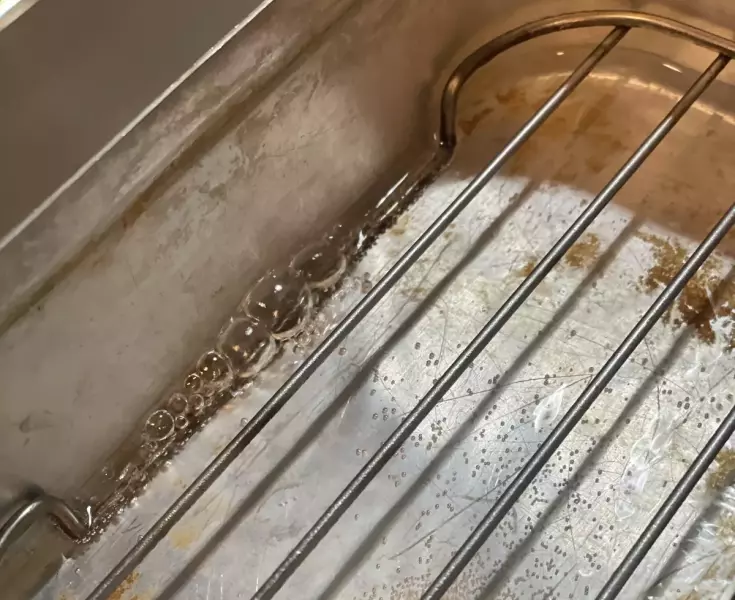 網の上にカップケーキケース5個を並べ