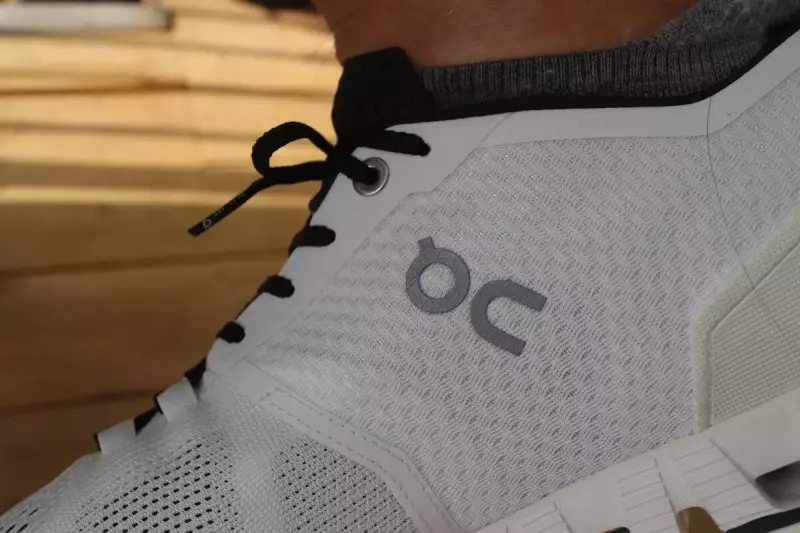 ランニングシューズOn クラウドX