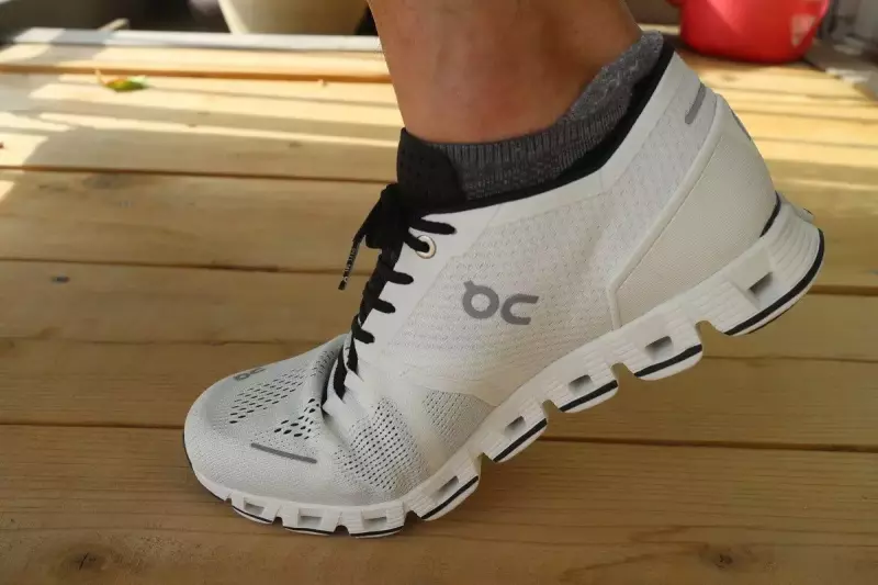 ランニングシューズOn クラウドX