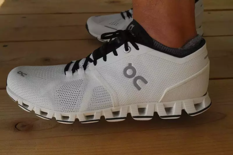 ランニングシューズOn クラウドX
