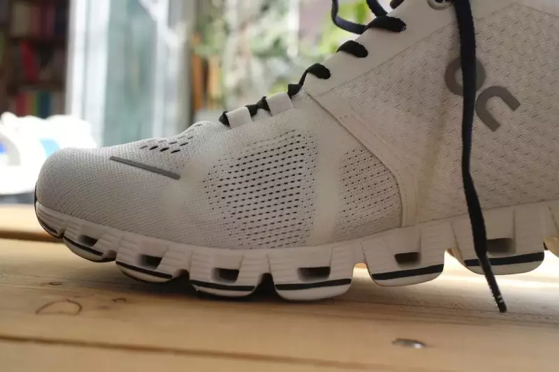 ランニングシューズOn クラウドX