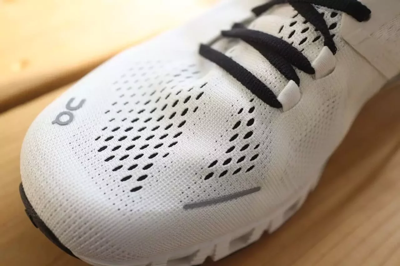 ランニングシューズOn クラウドX