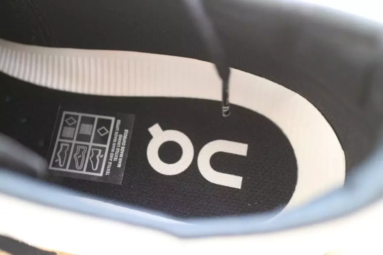 ランニングシューズOn クラウドX