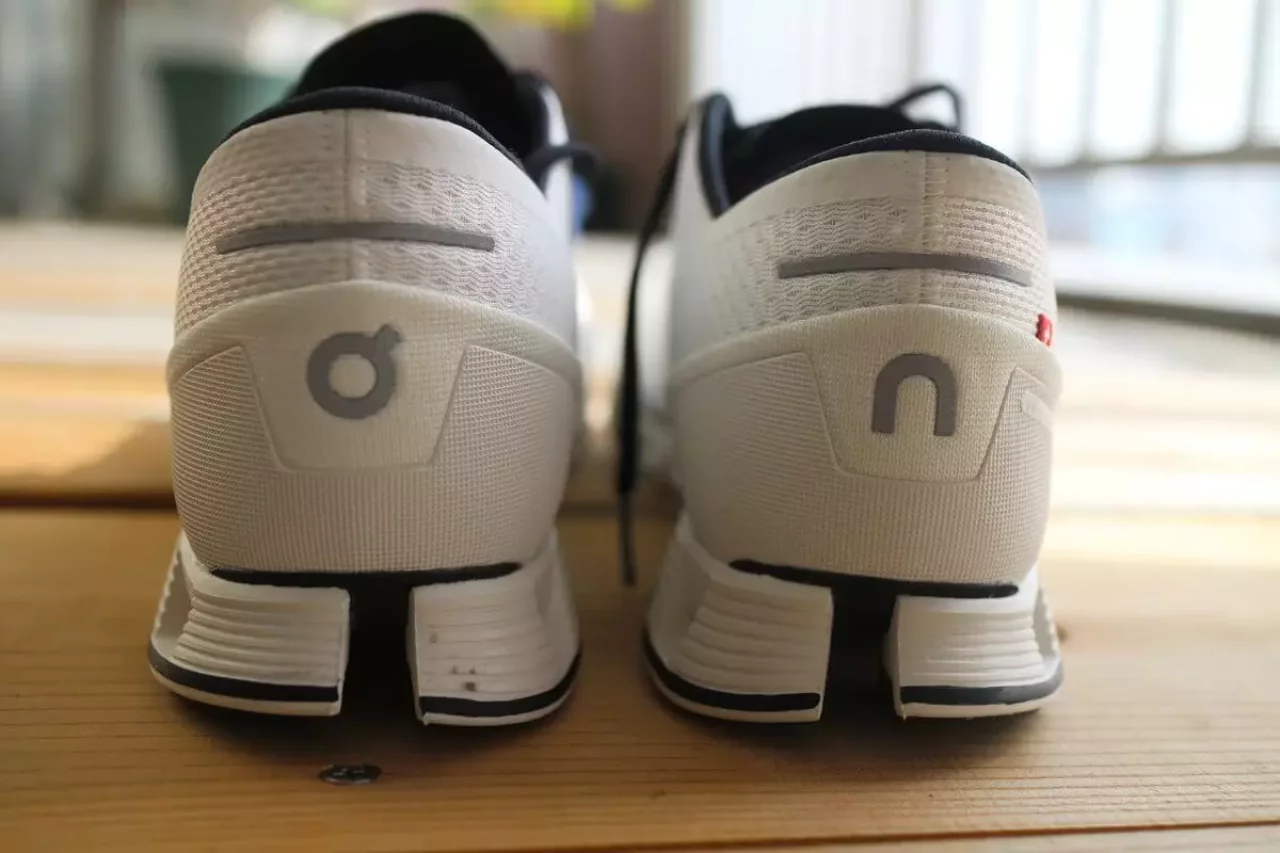 ランニングシューズOn クラウドX