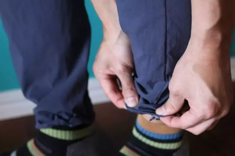 HOUDINIリキッドロックパンツの
裾