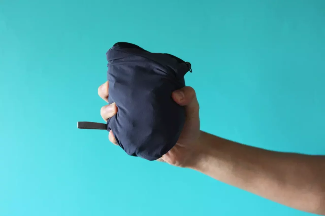 HOUDINIリキッドロックパンツをパッカブル