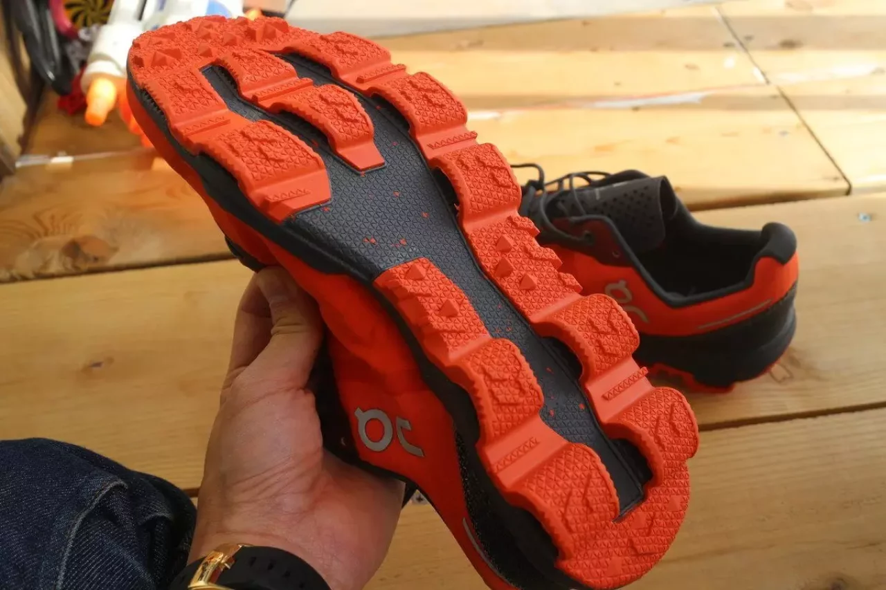 トレイルランシューズ『オン クラウドベンチャー ピーク』