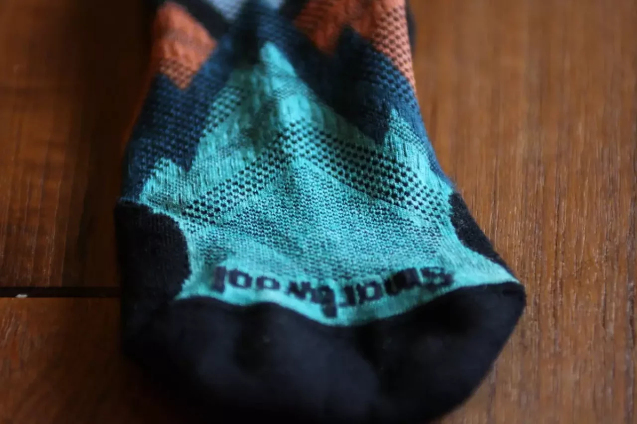 つま先はほぼシームレスに作られていて、指がトレイルを掴みやすく、疲れづらい行動が可能