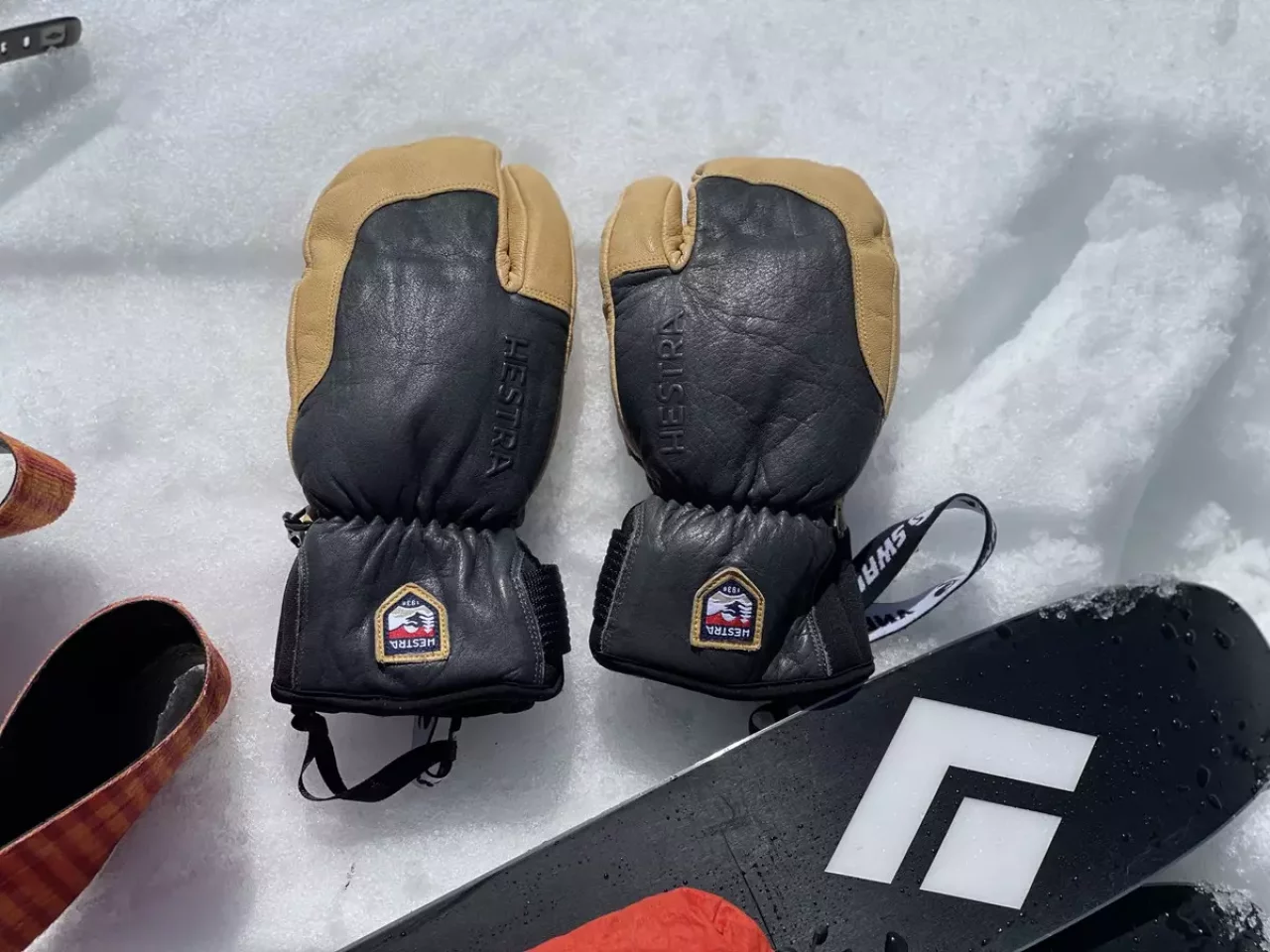 保温力に優れた防寒グローブ『ヘストラ スリーフィンガーフルレザーショート』