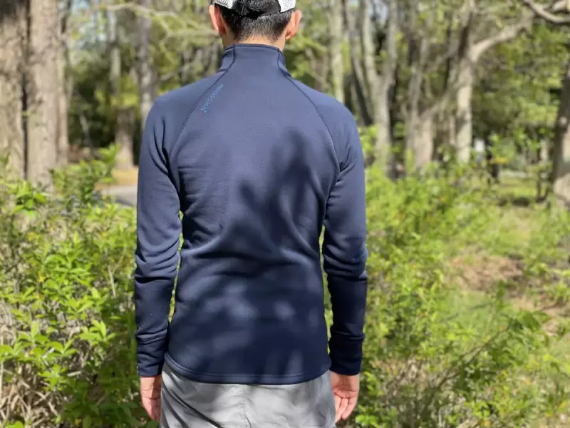 襟は高めにできているので、ネックウォーマーのように首元をしっかりと温めてくれます。