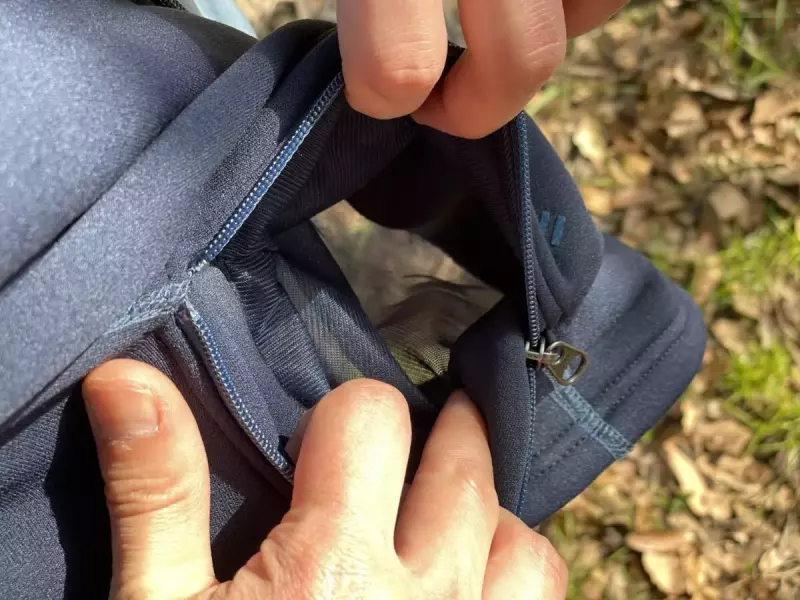 ジッパーを開けておくことでベンチレーション機能を備えます。