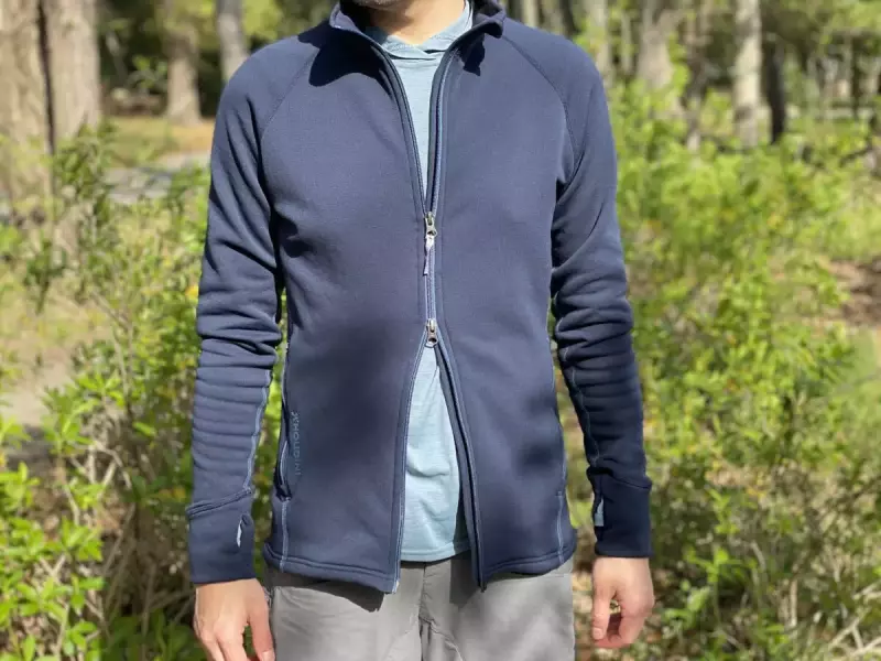 フロントジッパーはダブルジップ仕様なので、体温調整がしやすい