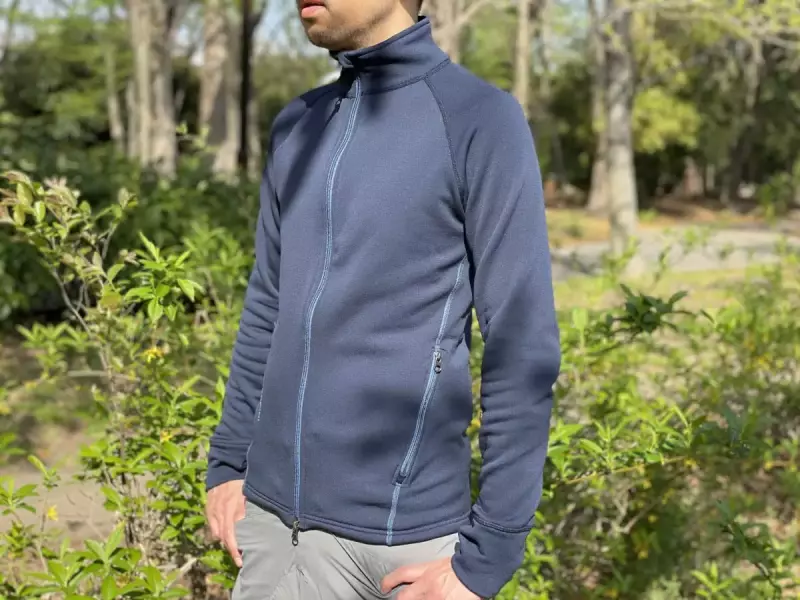 ジャケットタイプなのでミドルレイヤーとしてレイヤリングしやすい