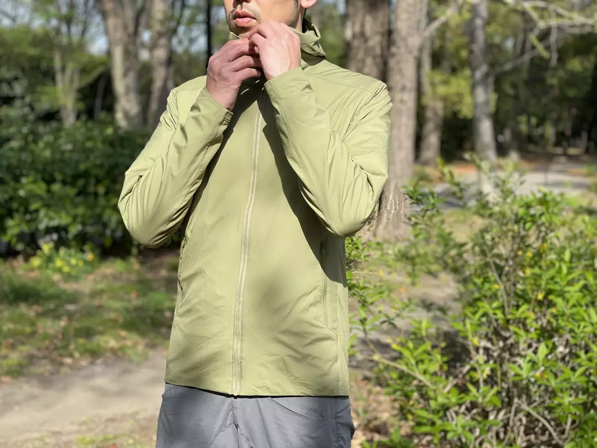 【レビュー】オールシーズン大活躍の化繊ジャケット『アークテリクス アトムSLフーディ』