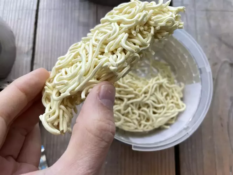 袋麺の場合は半分に割ってフーボーケースの中に入れる