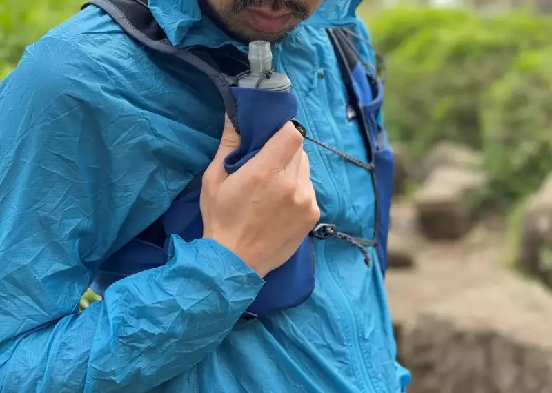 ソフトフラスコを入れることができる深いポケット