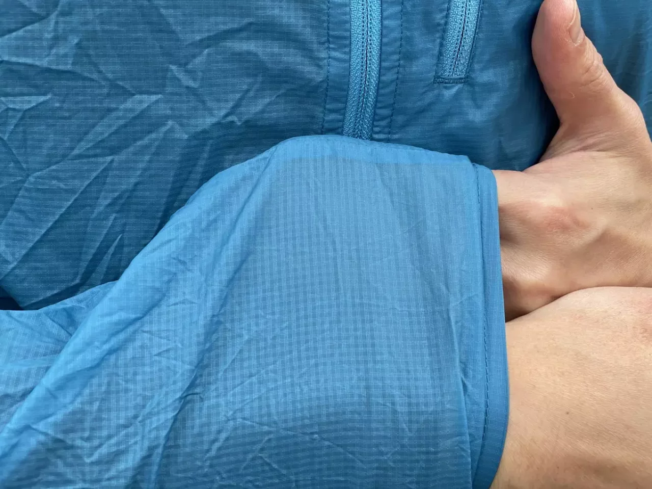 ちょっとした雨を弾く撥水性