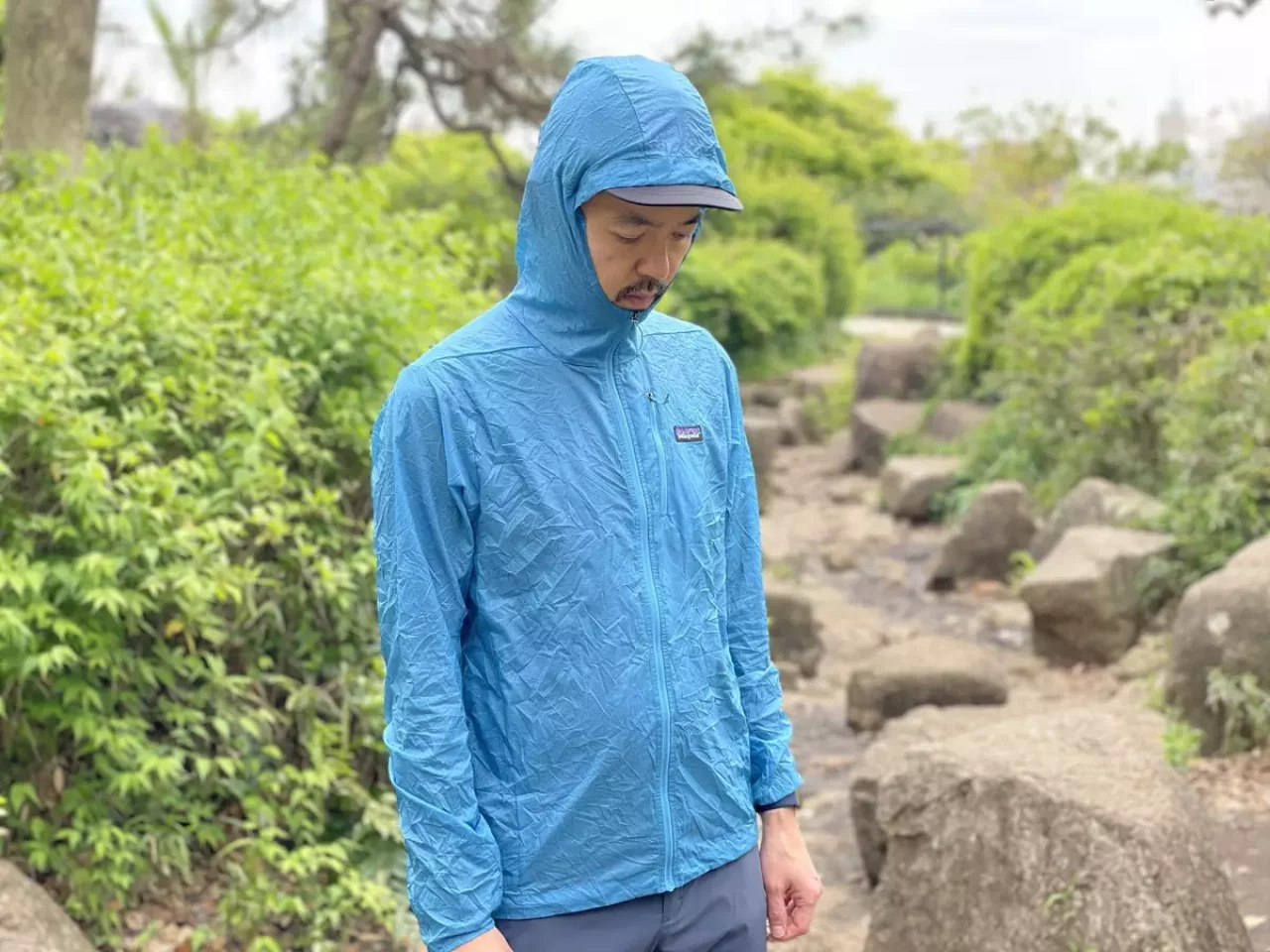 軽量なウィンドブレーカー