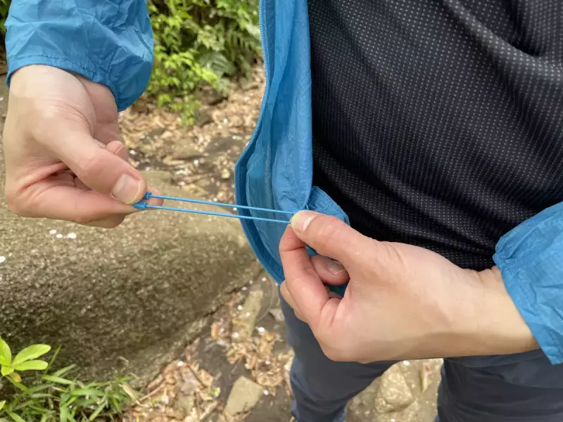 裾は程よいドロップテイルで、裾の内側に備え付けられたドローコードを引っ張れば風を遮断