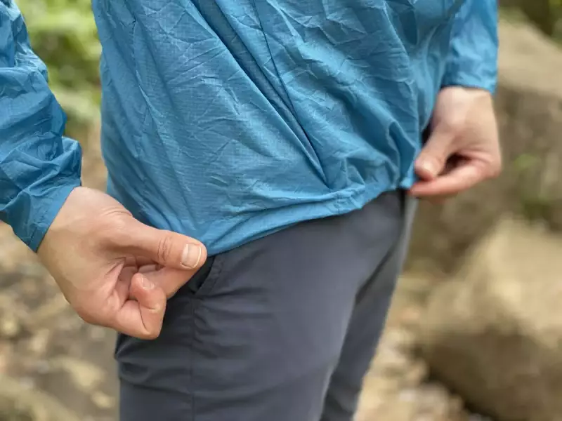 裾は程よいドロップテイルで、裾の内側に備え付けられたドローコードを引っ張れば風を遮断