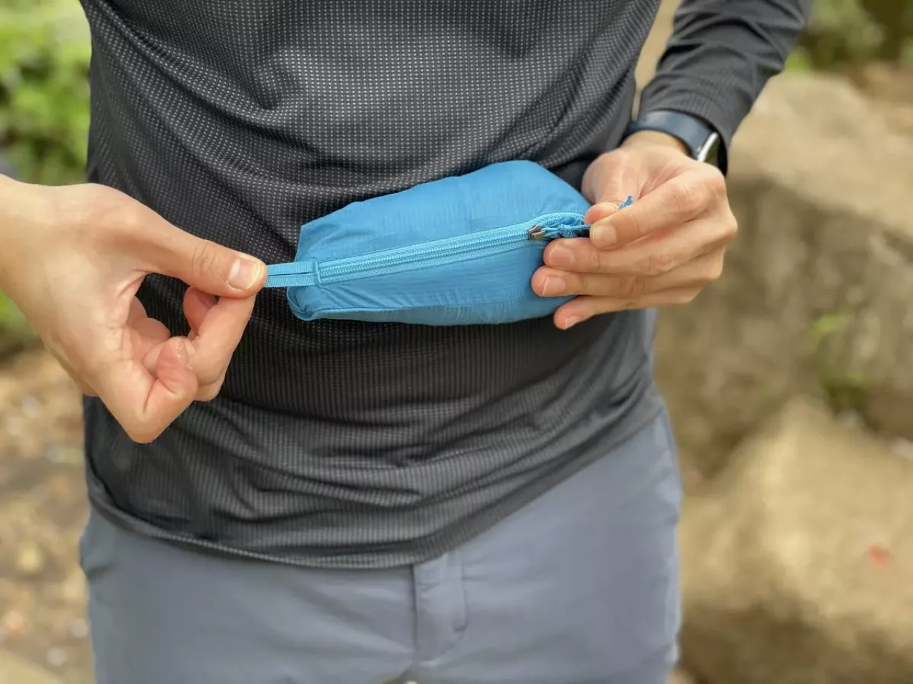 胸ポケットにパッカブルできるパタゴニアのウィンドブレーカー