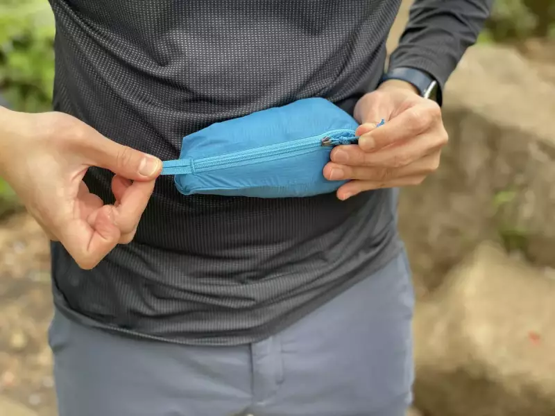 胸ポケットにパッカブルできるパタゴニアのウィンドブレーカー