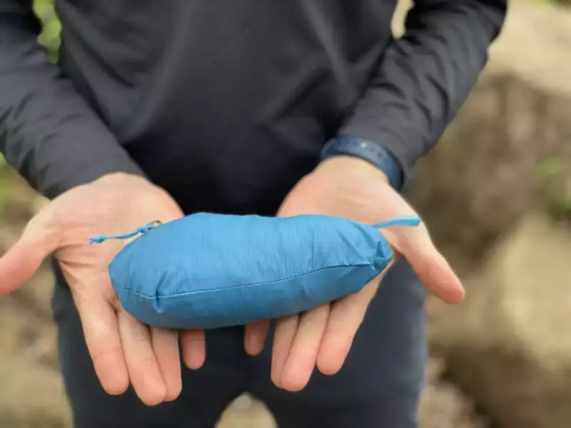 胸ポケットにパッカブルできるパタゴニアのウィンドブレーカー