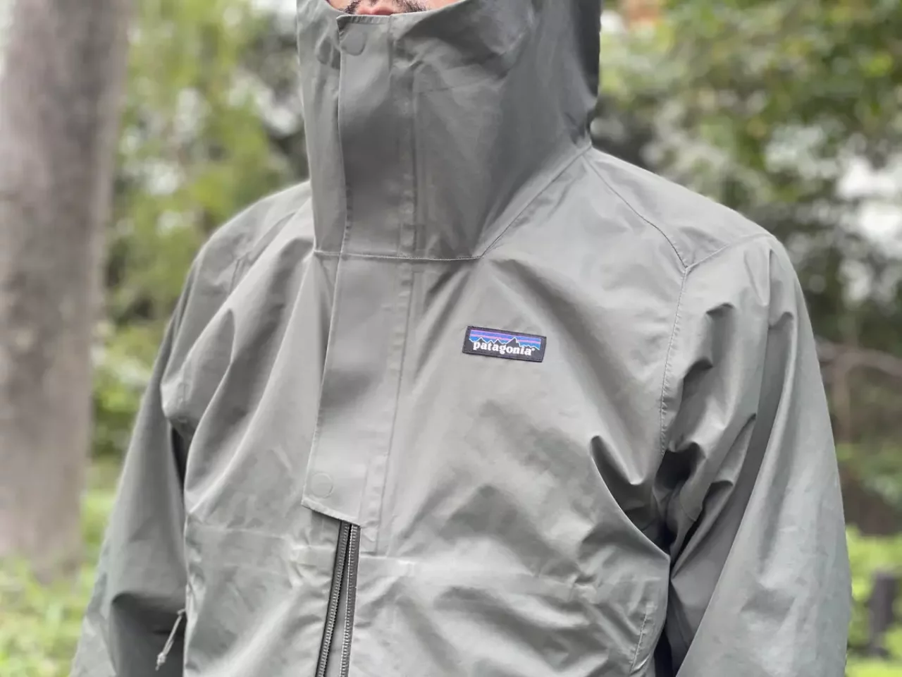 スナップ止めのストームフラップ