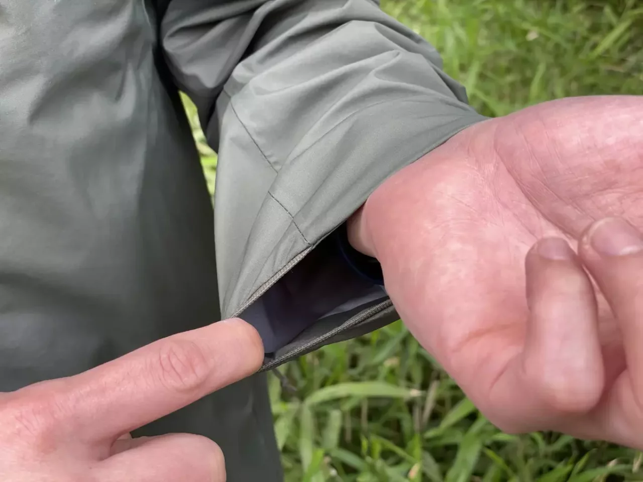 袖口は内側に伸縮性パイピングを備えている