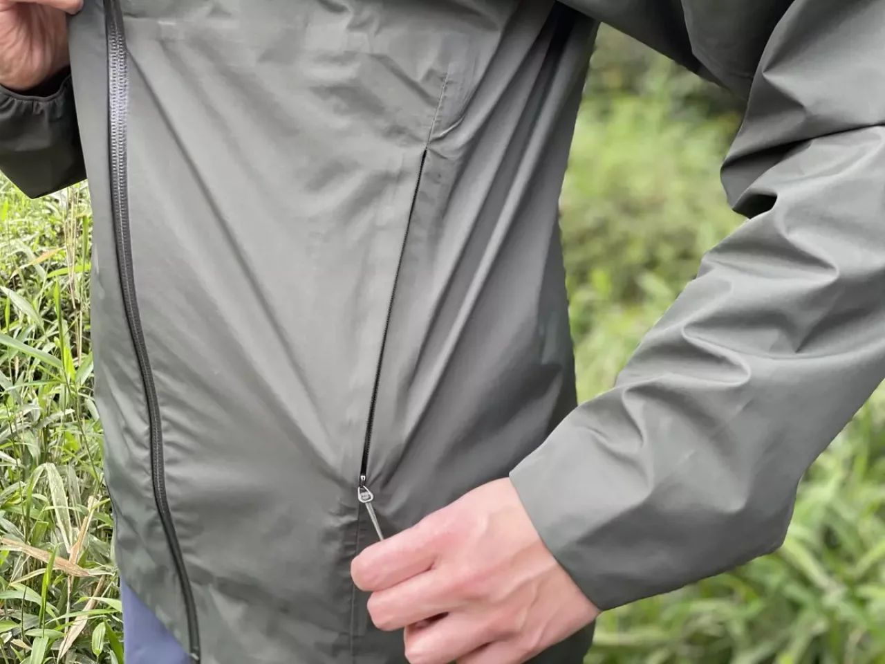 一見ポケットのないシンプルなレインジャケットに見える