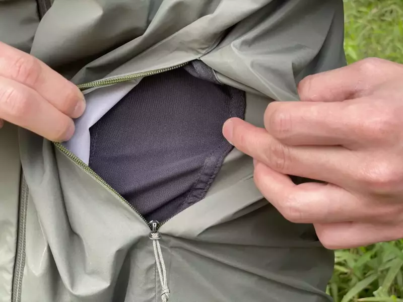 ポケットを開けると中はメッシュ生地になっている