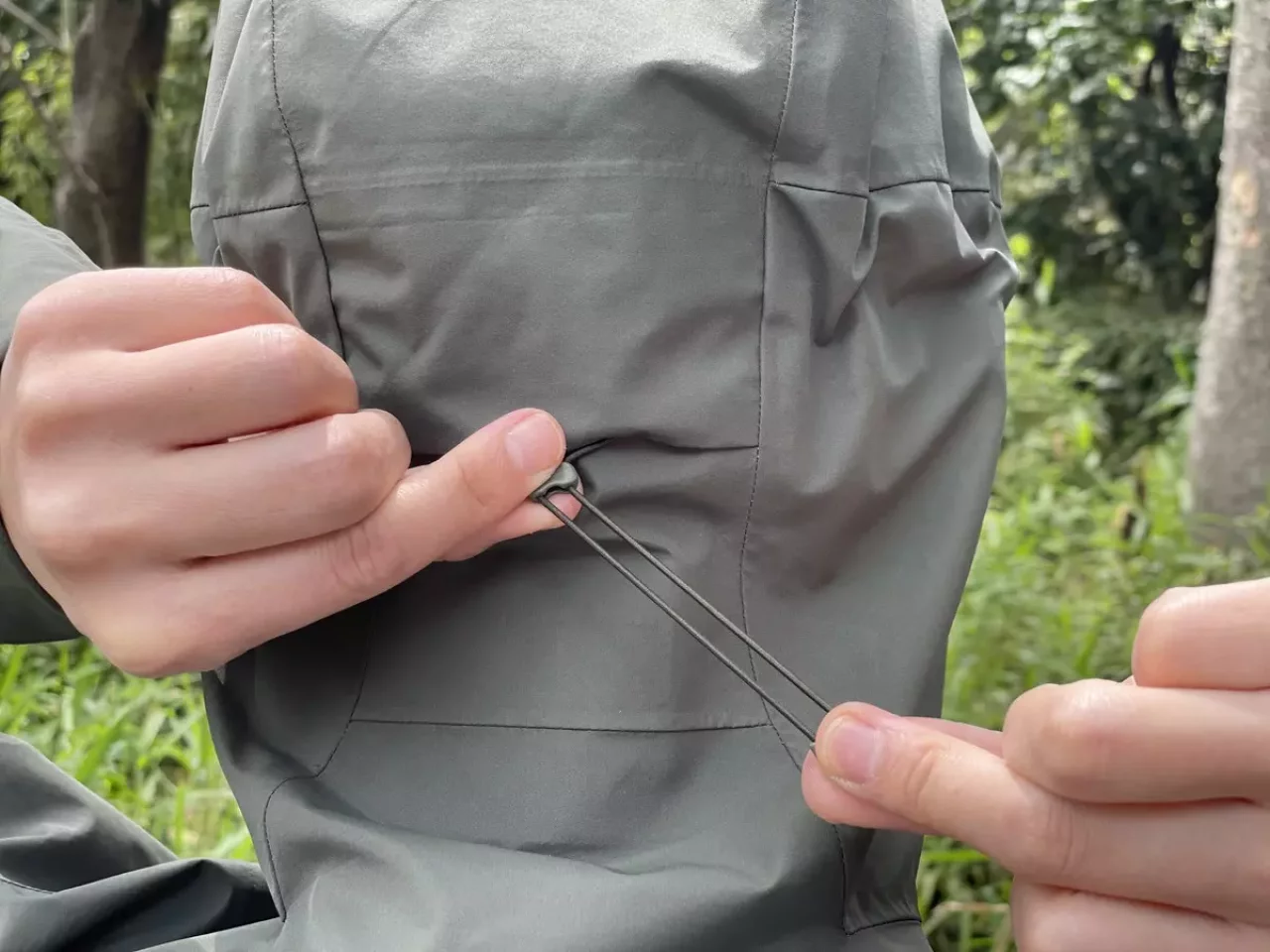 フードのフィット調整も後頭部のドローコードの調整で簡単に行える