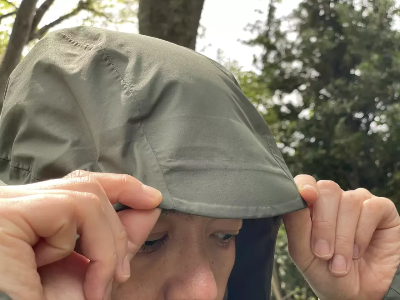 フードのツバは調整が可能で視界を妨げない