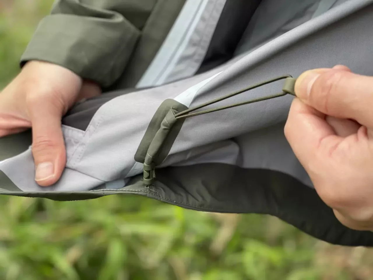 裾の内側にもドローコードが備わっている