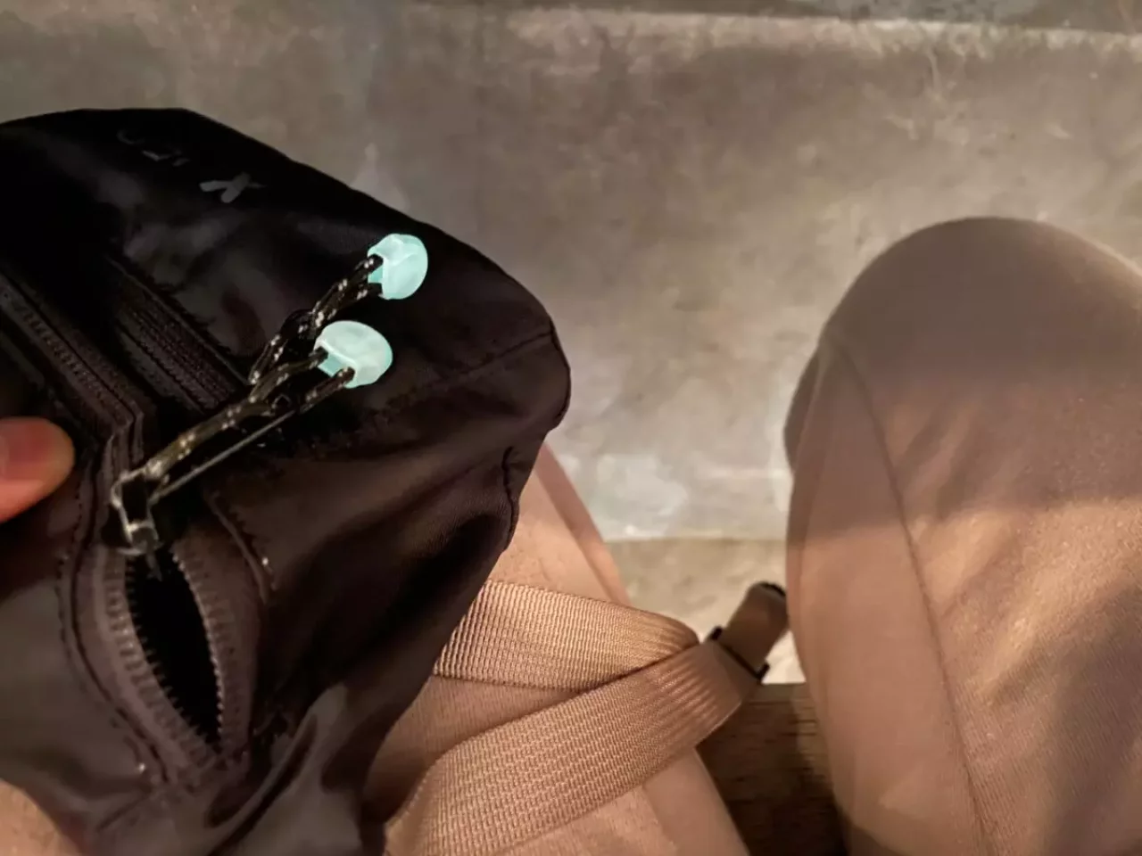 暗くてもジッパーの場所がわかる