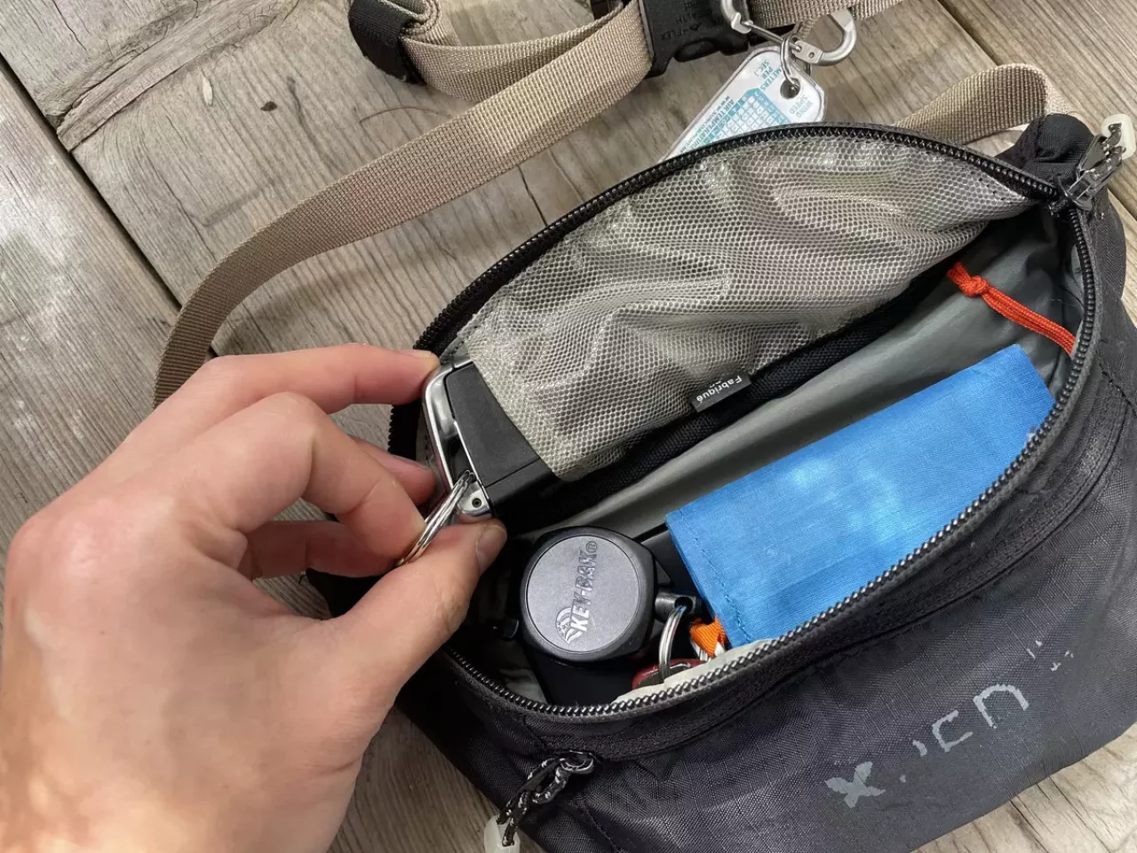 ウエストポーチの蓋の裏のポケット