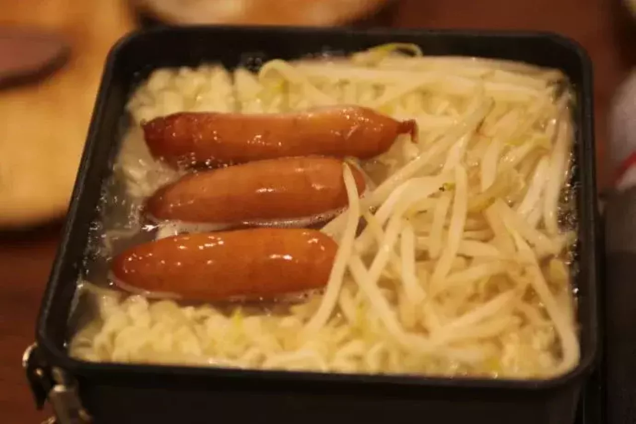 袋ラーメンを楽しむクッカー