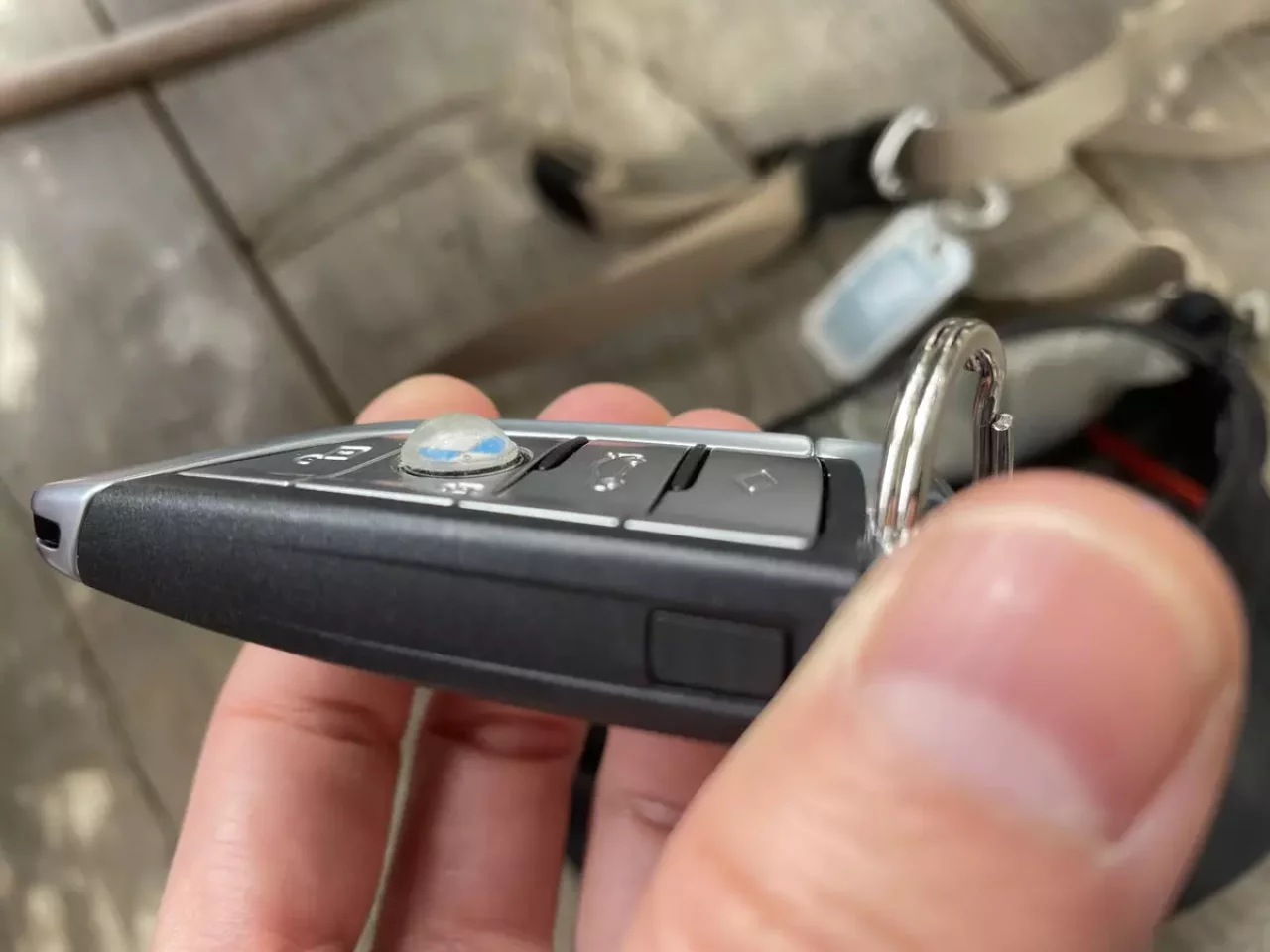 ウエストポーチの蓋を開けなくてもボタンを押せる