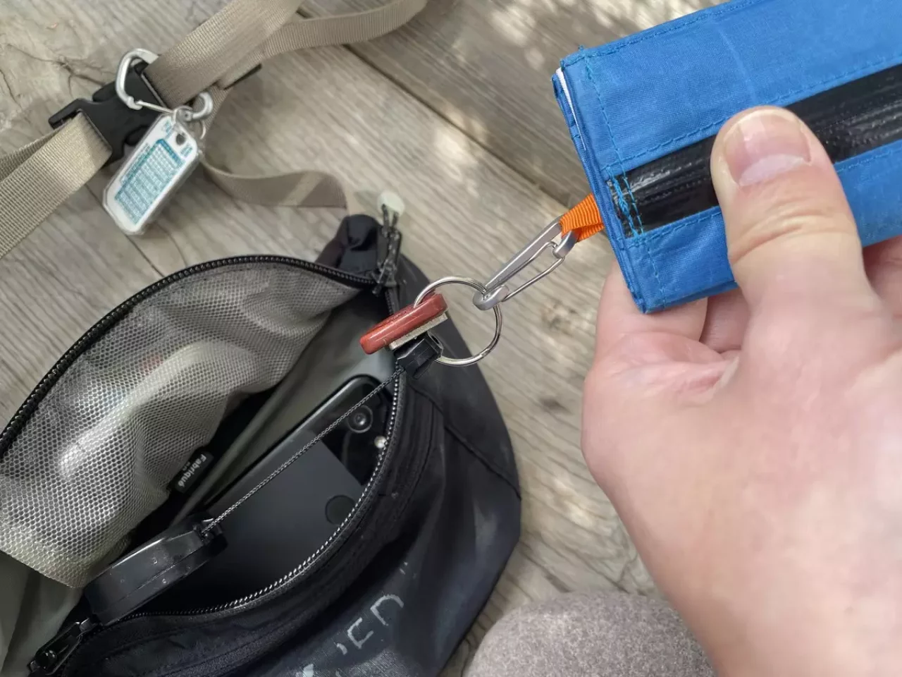 ウエストポーチにキーリールを付ける