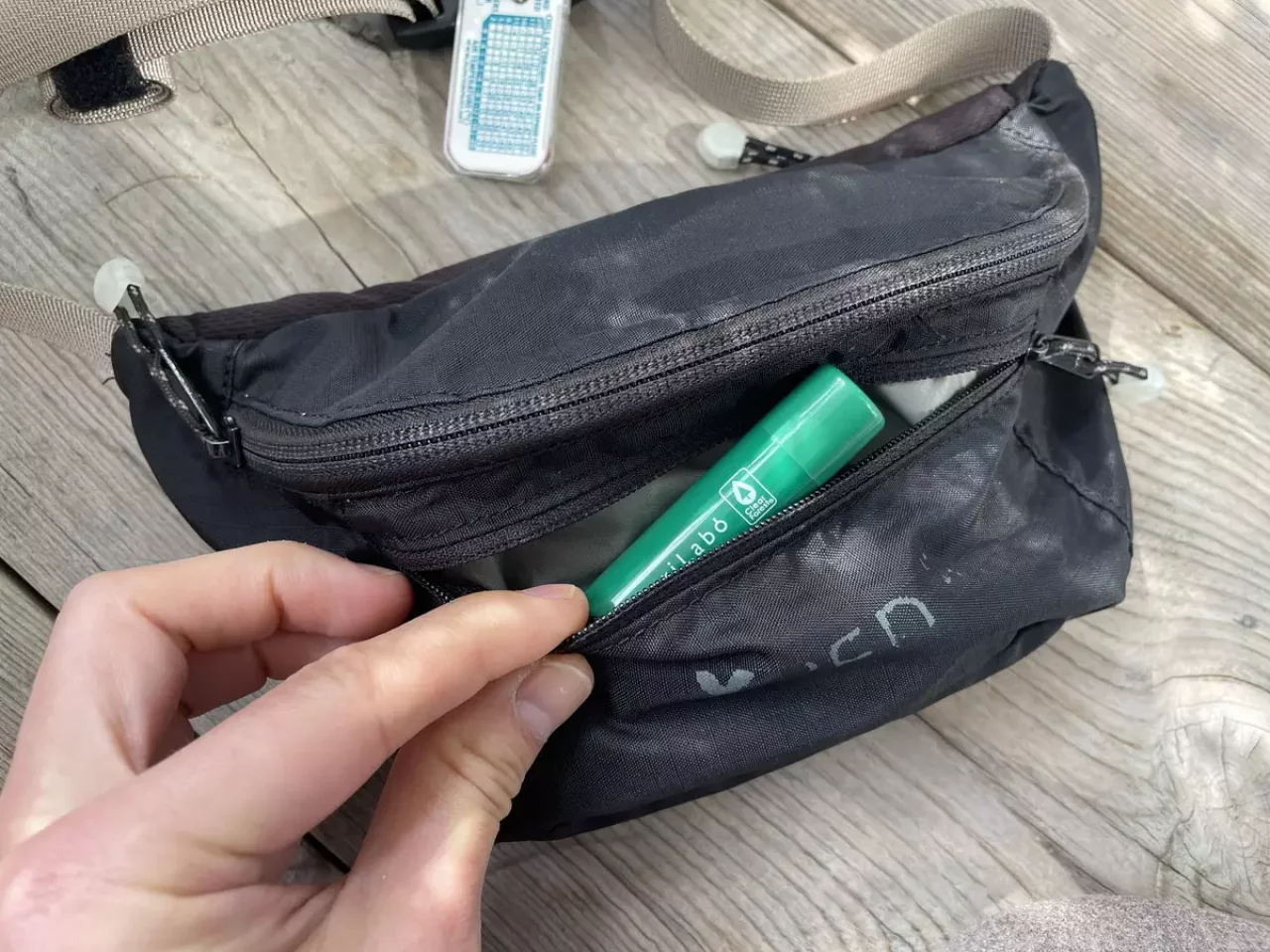 ウエストポーチ外側の小さなフロントポケット