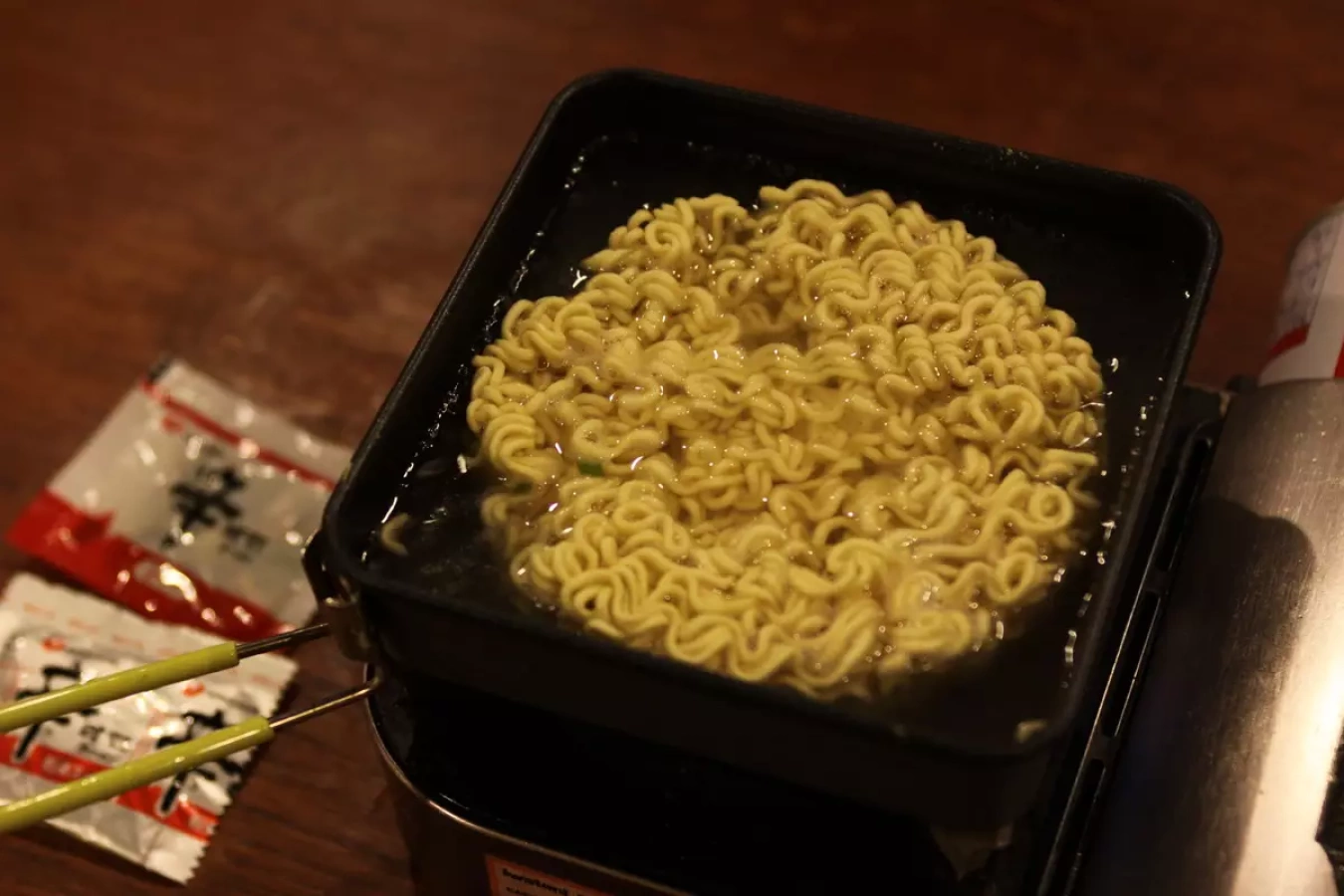 四角のクッカーで広がる山ごはん ゼログラムのスクエアクッカー