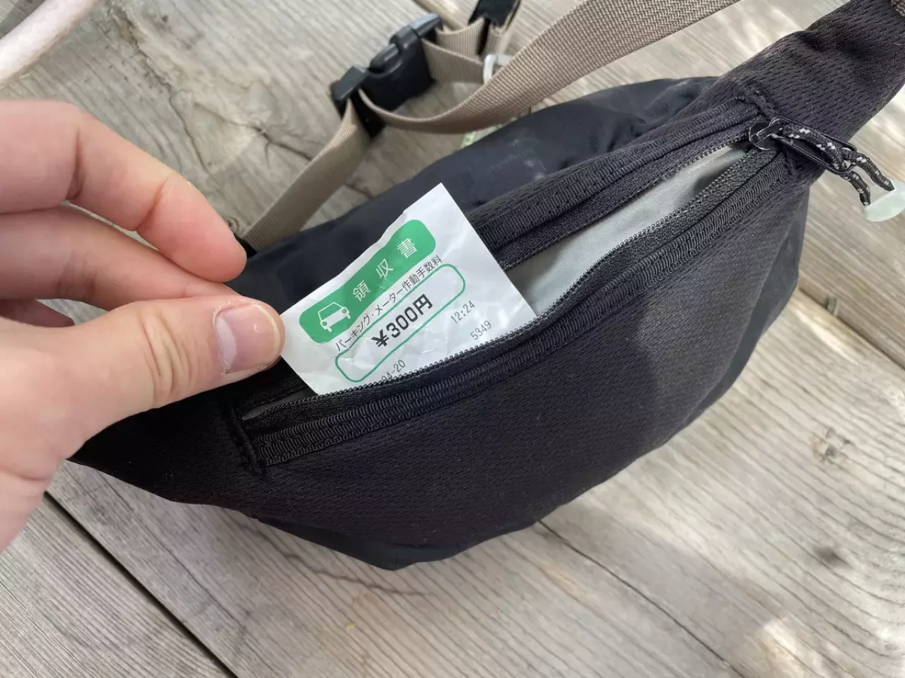 サコッシュの内側のメッシュ&クッション素材