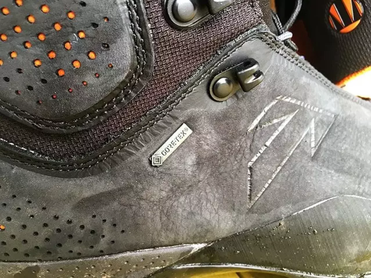 GORE-TEX採用だから全天候で使える安心感