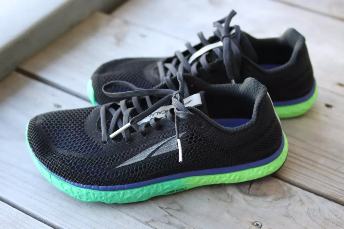 【レビュー】アルトラ エスカランテレーサー-軽量が魅力のランシューズ